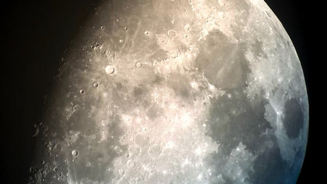 Goldener Henkel auf dem Mond