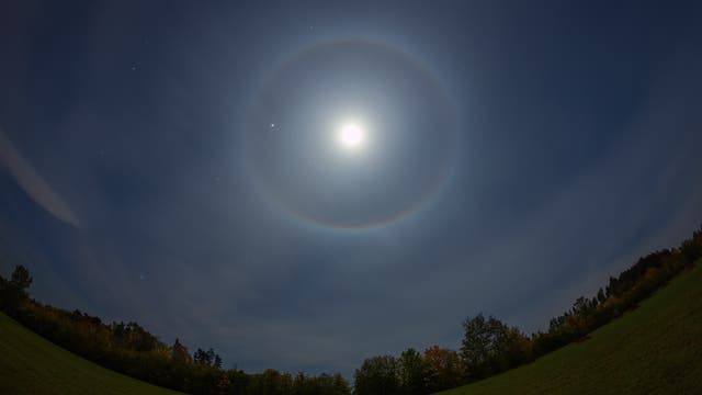 Intensiver 22°- Ring um den Mond – inklusive Jupiter