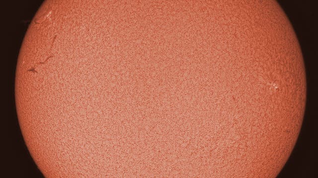 Übersichtsaufnahme der Sonne im Licht der H-Alpha-Linie des Wasserstoffs