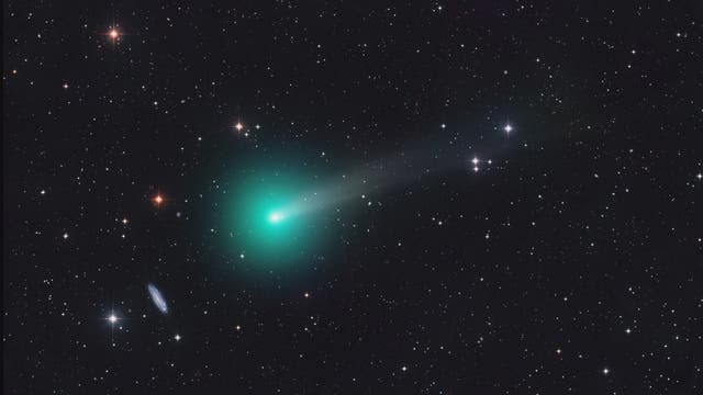 Komet bei Balkenspirale
