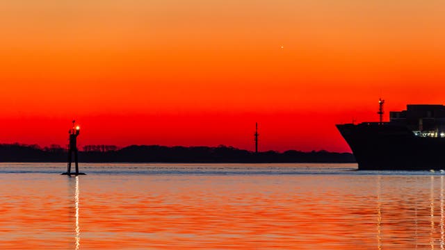 Venussichel über der Elbe