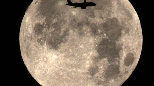 Flugzeug mit Bedeckung des Mars durch den Mond