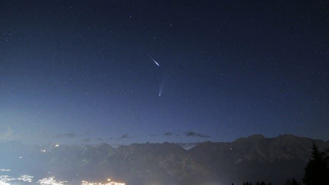 Komet Neowise mit Sternschnuppe in Tirol