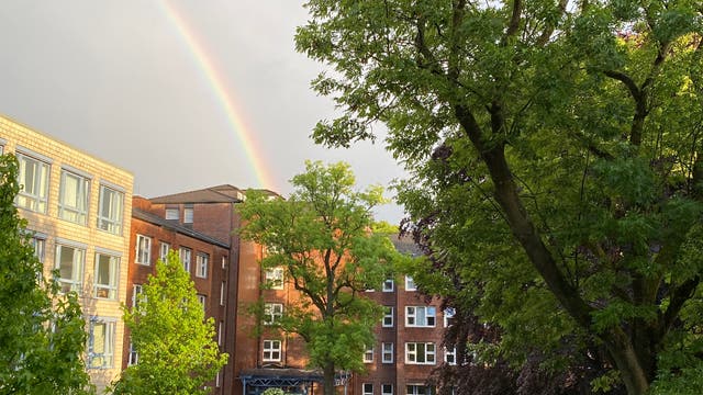 Regenbogen über dem Krankenhaus