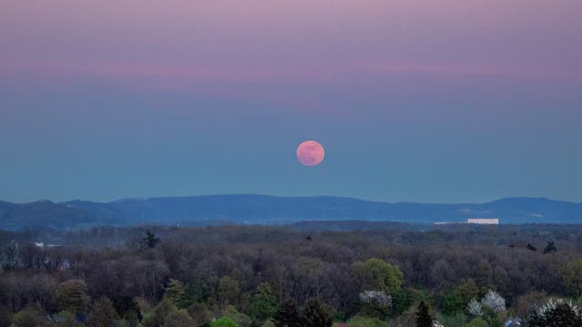 "Minimond" am Himmel über Teutoburger Wald 