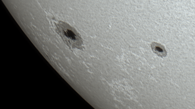 Die neuen Sonnenflecken AR 2785 und 2786 im Weißlicht am 24. November 2020