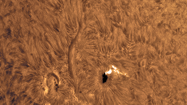 Flare um den Sonnenfleck AR 13046