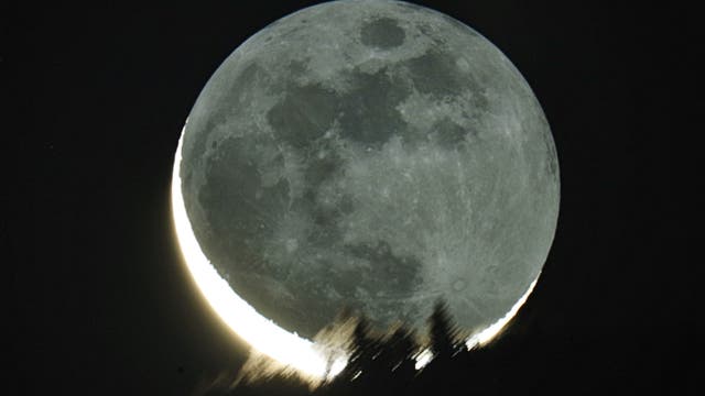 Abnehmender Mond mit Erdschein