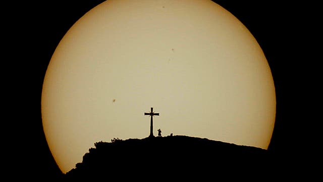 Gruß an die Sonne vom neuen Gamsknogel-Gipfelkreuz