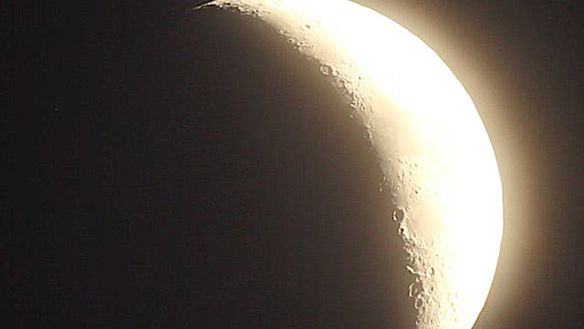 Mond bedeckt Saturn
