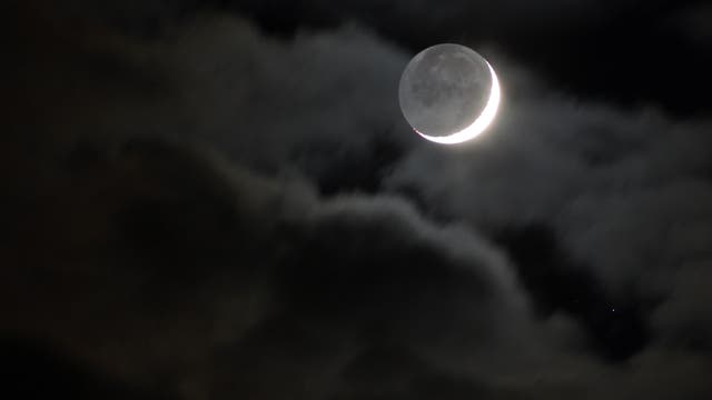 Aprils Wolkenringelreihen mit Mond