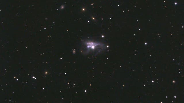 NGC 3239 –  Extragalaktische Kollision im Sternbild Löwe