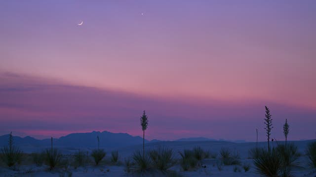 Aschfahles Mondlicht mit Venus über White Sands