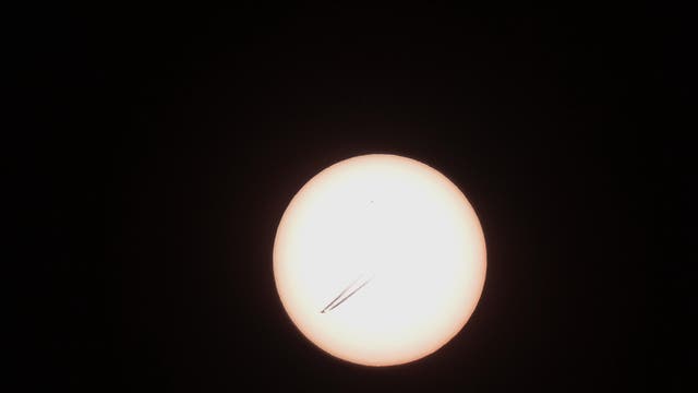 Flugzeug vor der Sonne