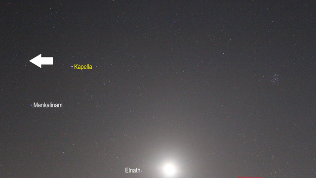 Perseiden-Meteor im Sternbild Fuhrmann (Objekte beschriftet und Meteor mit einem Pfeil markiert)