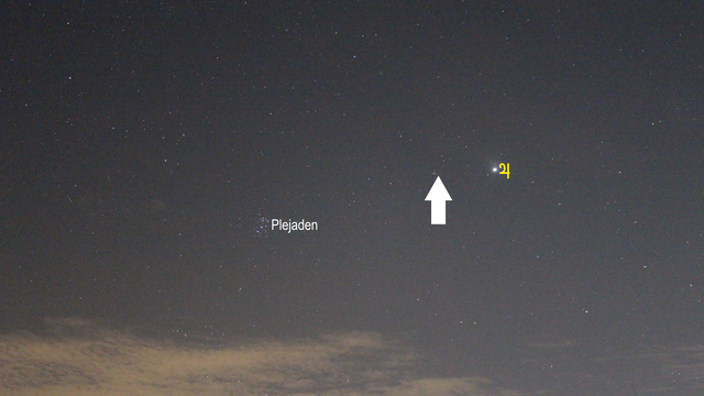 Perseiden-Meteor im Sternbild Widder (Objekte beschriftet und Meteor mit einem Pfeil markiert)