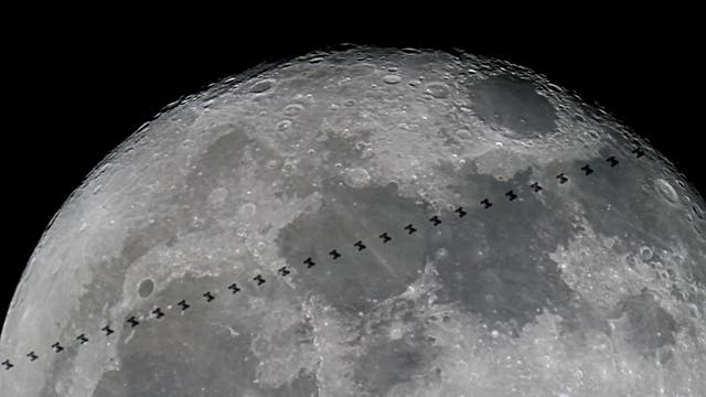 Internationale Raumstation ISS vor dem Vollmond