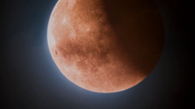 Der verfinsterte Mond über den Dolomiten