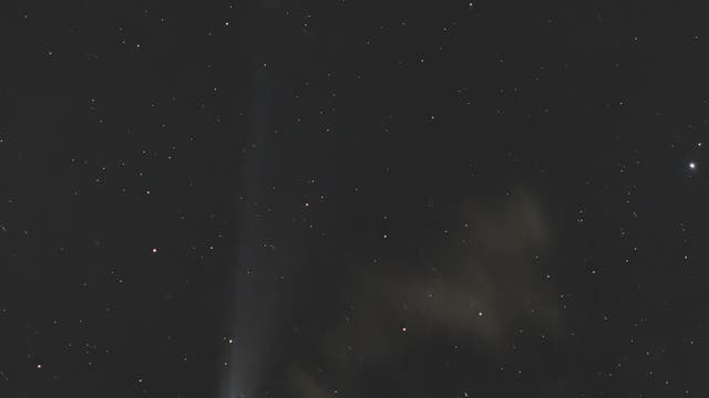 Komet C/2025 A6 (Lemmon) umgeben von Wolken