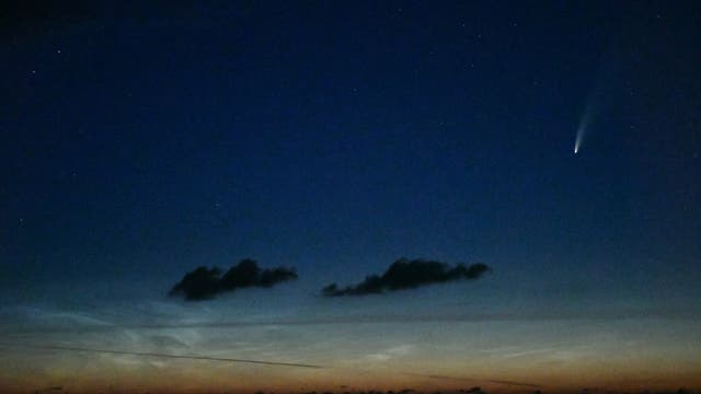 Komet NEOWISE mit Leuchtenden Nachtwolken