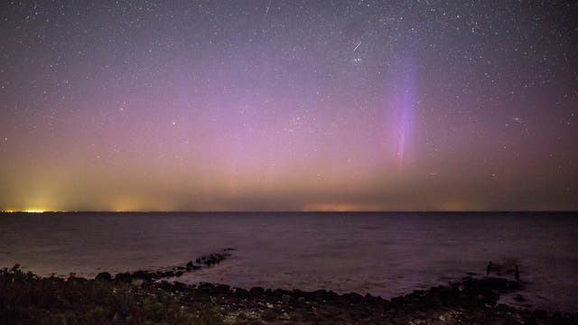 Heller Meteor mit Aurora Borealis