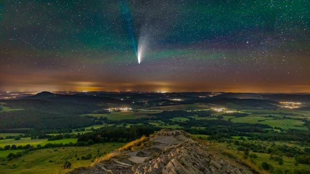 Komet Neowise unter dem traumhaft klaren Himmel des Sternenparks Rhön 
