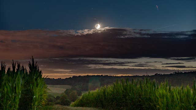 Mondsichel am Abendhimmel