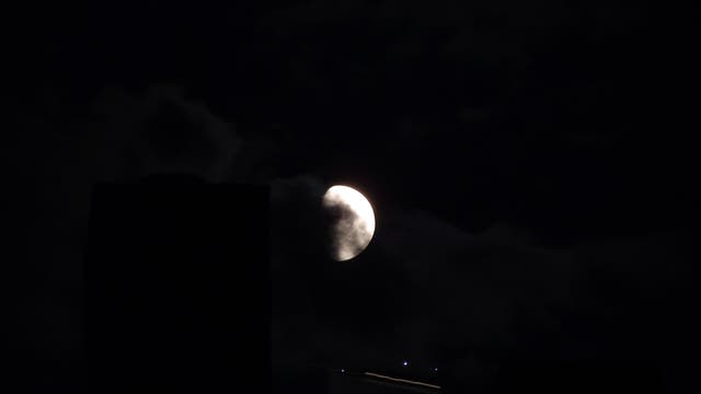 Flugzeuglichter unterhalb des Mondes