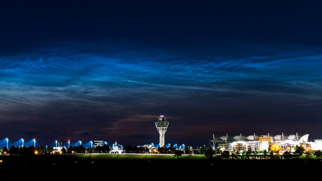Leuchtende Nachtwolken über dem Flughafen München