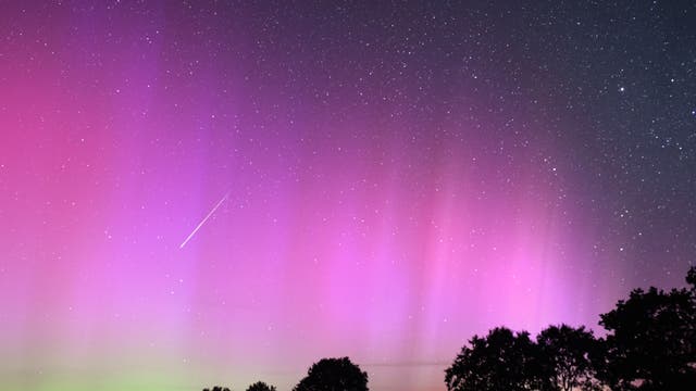 Ein Tanz der Naturwunder: Perseiden-Meteor mit Polarlichtern