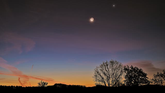 Mond, Venus, Spika und Merkur im Lichtspiel der Morgendämmerung
