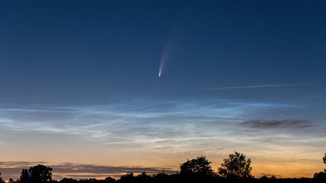 Komet NEOWISE mit Leuchtenden Nachtwolken