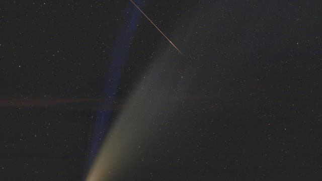 Meteor kreuzt den Kometen