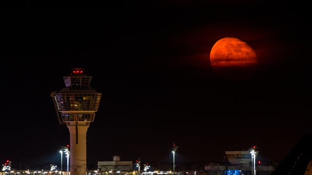 Mondaufgang am Flughafen München II