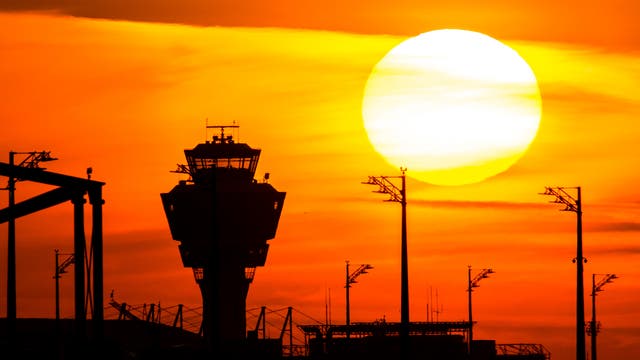 Sonnenaufgang am Flughafen München