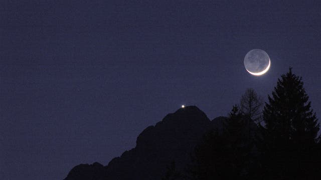 Venus mit Mondsichel am Gipfelkreuz der Wettersteinspitze 