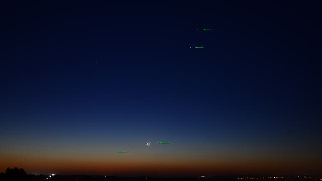 Planetenparade mit schmaler Mondsichel am frühen Morgen