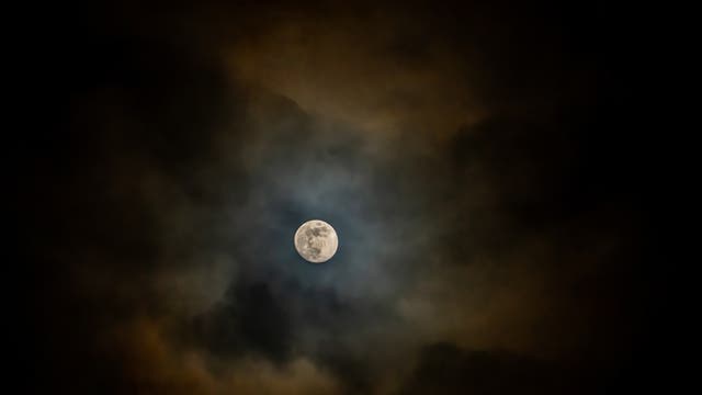 Mond im Wolkenbett
