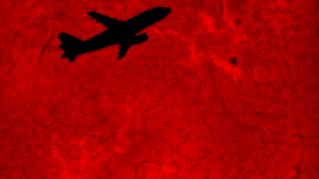 Flugzeug vor Sonnenfleck 2282 am 16. Februar 2015