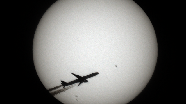 Flugzeug vor der Sonne mit den Sonnenflecken AR 2886 und 2887 am 24. Oktober 2021