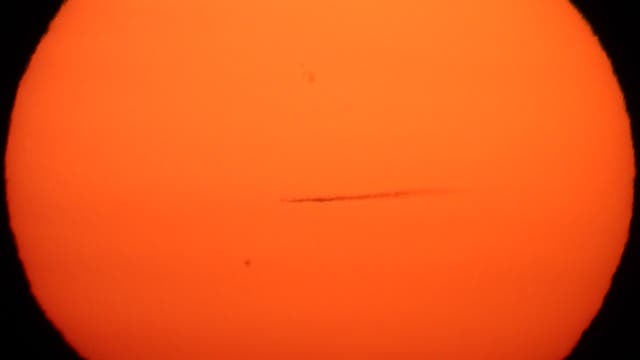 Flugzeug zwischen zwei Sonnenflecken 