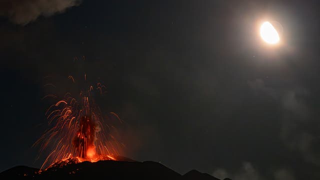 The Moon over the volcano