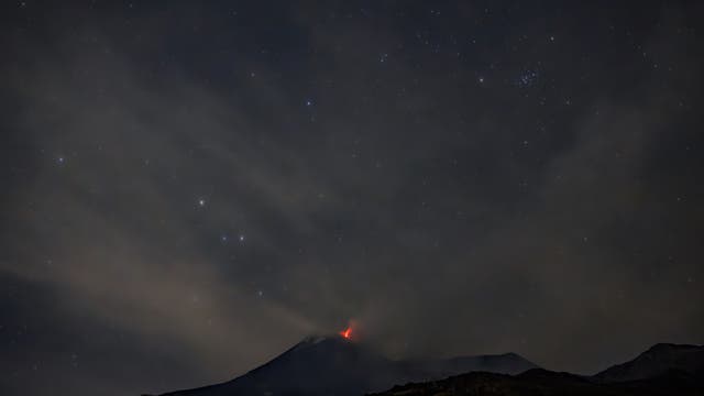 Sternbild Krebs über dem Vulkan Ätna
