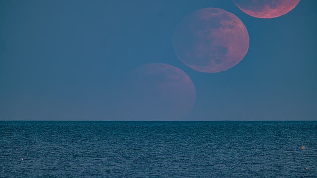 Penumbral lunar eclipse rising sequence