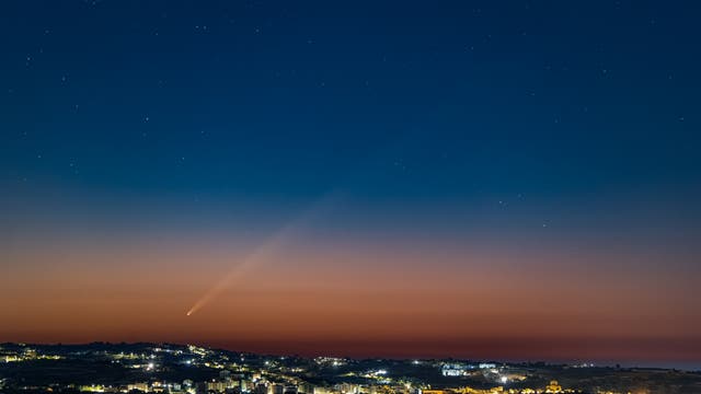 Comet C/2023 A3 Tsuchinshan-ATLAS rising over the city of Modica (Sicily, Italy)