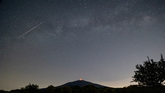 A meteor over the volcano
