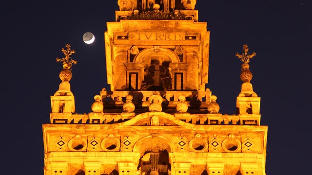 Giraldaturm in Sevilla mit Mond und Jupiter