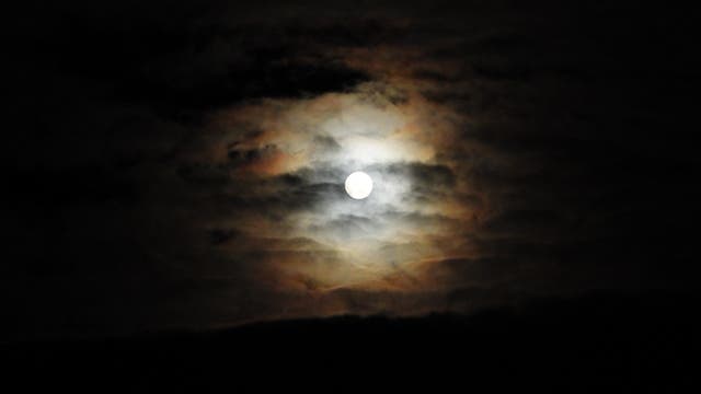 Halbschatten Mondfinsternis zwischen Wolken
