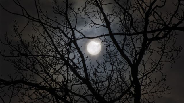 Sonnenfinsternis hinter Wolken