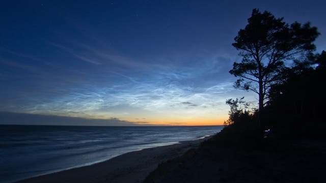 Leuchtende Nachtwolken am lettischen Ostseestrand
